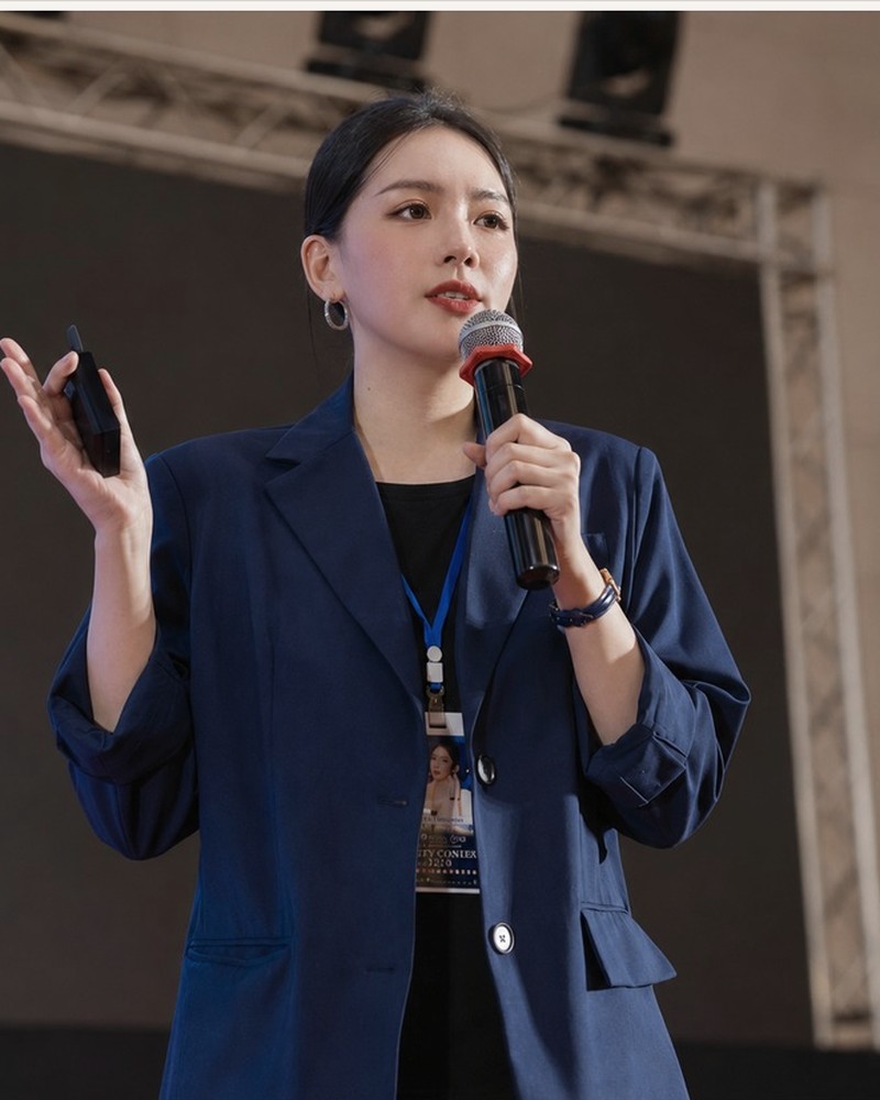 Wendy Wu speaking with a microphone at an international forum